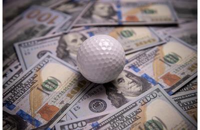 What is the skins format in golf and how does it work?